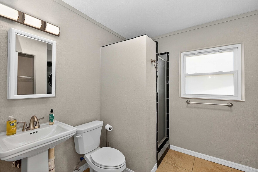 Building Photo - 324 Avenida Madera
