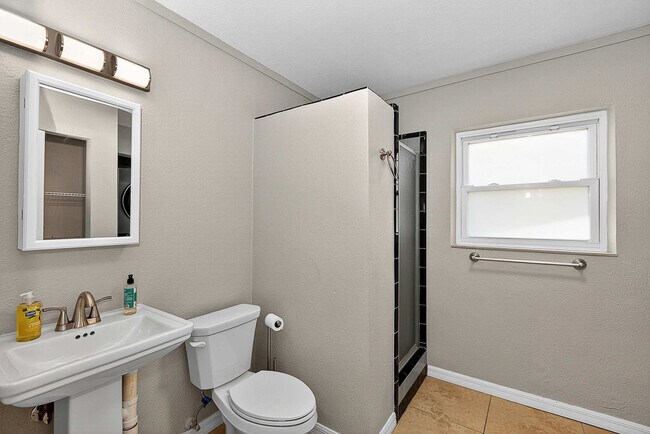 Building Photo - 324 Avenida Madera