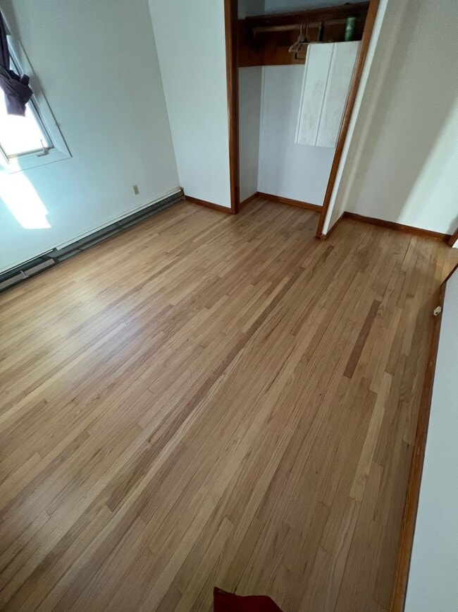 Building Photo - Spacious 3 Bedroom Home Available Septembe...
