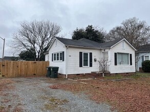 Building Photo - Walking Distance to Winthrop