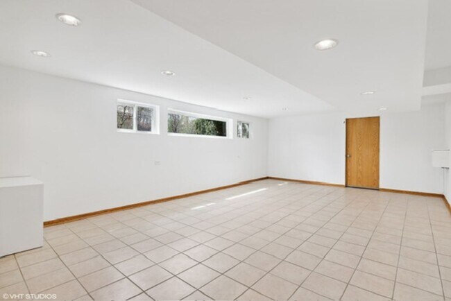 Building Photo - 403 E Lake Ave