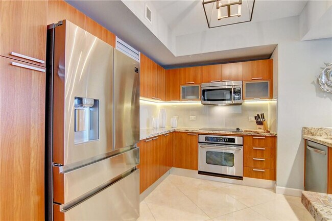 Building Photo - 2640 Lake Shore Dr