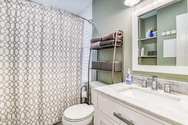 Building Photo - 6 1/2 Embury Ave