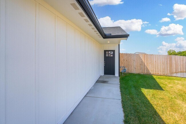 Building Photo - 3 bedroom 2 bath Townhome  - Haysville Sch...