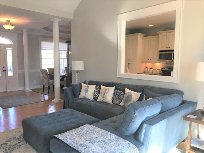 Building Photo - CROWN POINTE