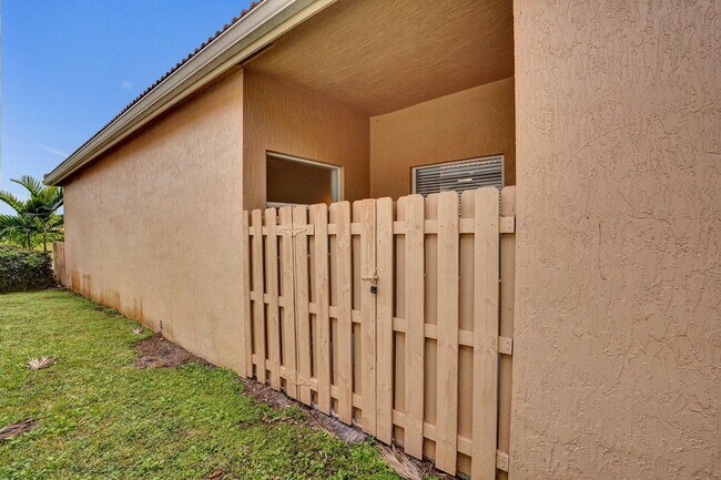 Building Photo - 16658 La Mesa Dr