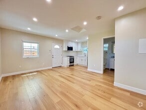 Building Photo - Private, Cozy, Backhouse Studio Located In...