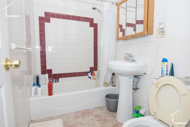 Building Photo - 9/1 Spacious top floor 4BR/2BA with heat inc, balcony!