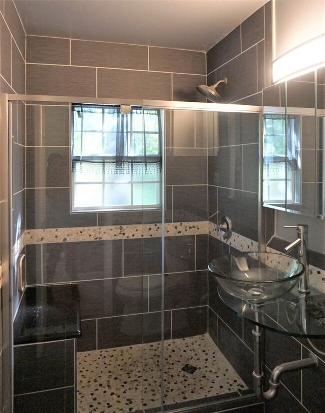 Building Photo - 2 Bed 1 Bath 1 Car Garage in the Village R...
