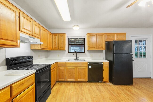 Building Photo - Eclectic 3 Bedroom, 2 Bathroom Home - 2 Car Garage - Fenced Yard and More!