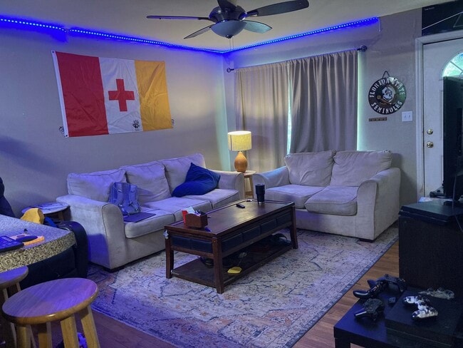 Building Photo - 4 bed 2 bath house, walk to stadium! Available August 2026!!