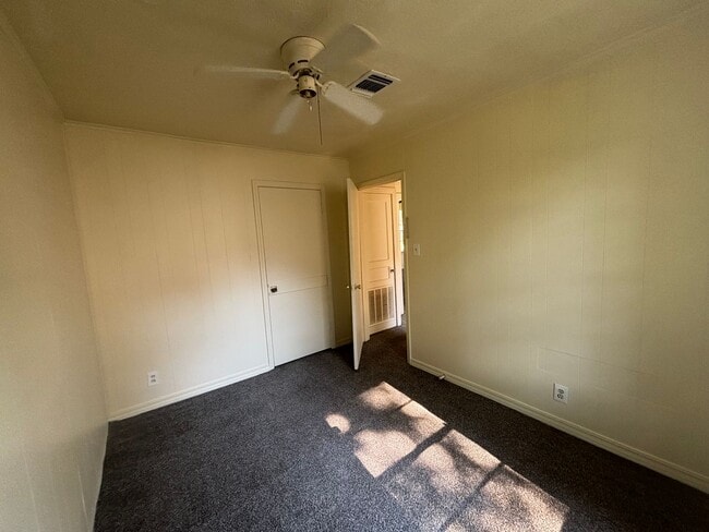 Building Photo - Charming 2 bedroom