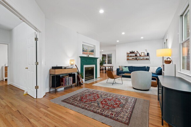 Building Photo - Beautiful Home in the Desirable Bel Arbor Community!