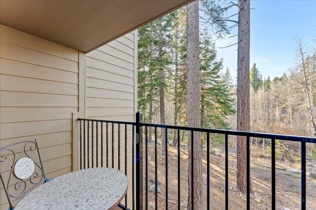 Building Photo - SKI LEASE:  Updated Townhome in Wooded, Central North Lake Location!