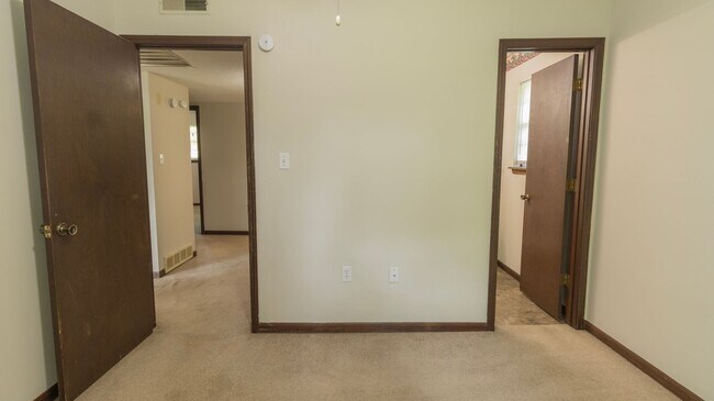 Building Photo - 613-615 Pear Tree Circle