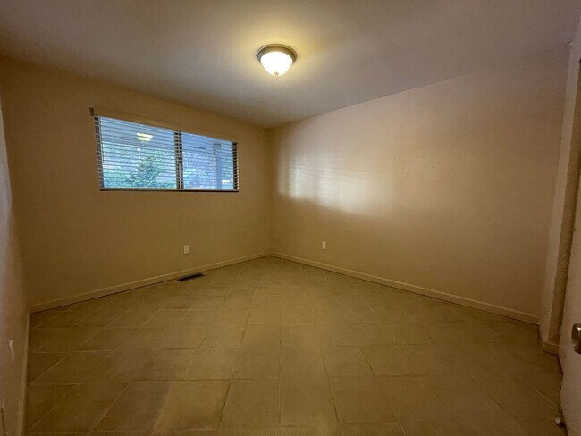 Building Photo - 3 Bedroom Home in White Salmon For Rent