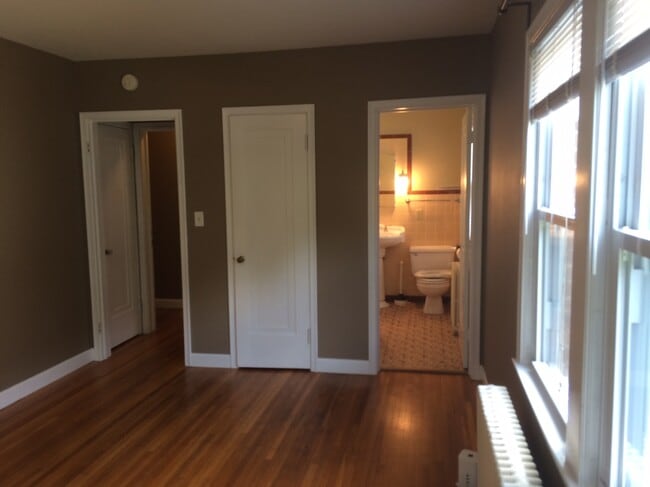 Master BR w/ ensuite bath - 3412 Humboldt Ave S