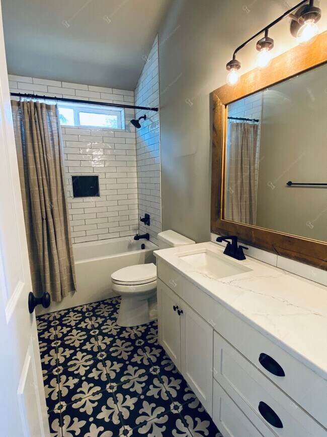Building Photo - Desirable Modern & Charming Westside 2BR -...