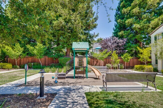 Building Photo - Modern Townhome in Prime Location — Walkab...