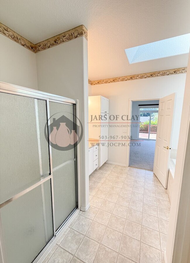 Building Photo - South Salem Single-Level Near Creekside Golf Club!