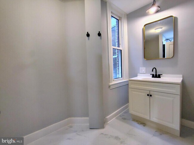 Building Photo - 230 S Market St