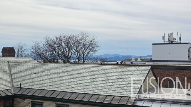 Building Photo - Bright, FURNISHED 2-Bedroom in Prime Burlington Location — Available NOW!