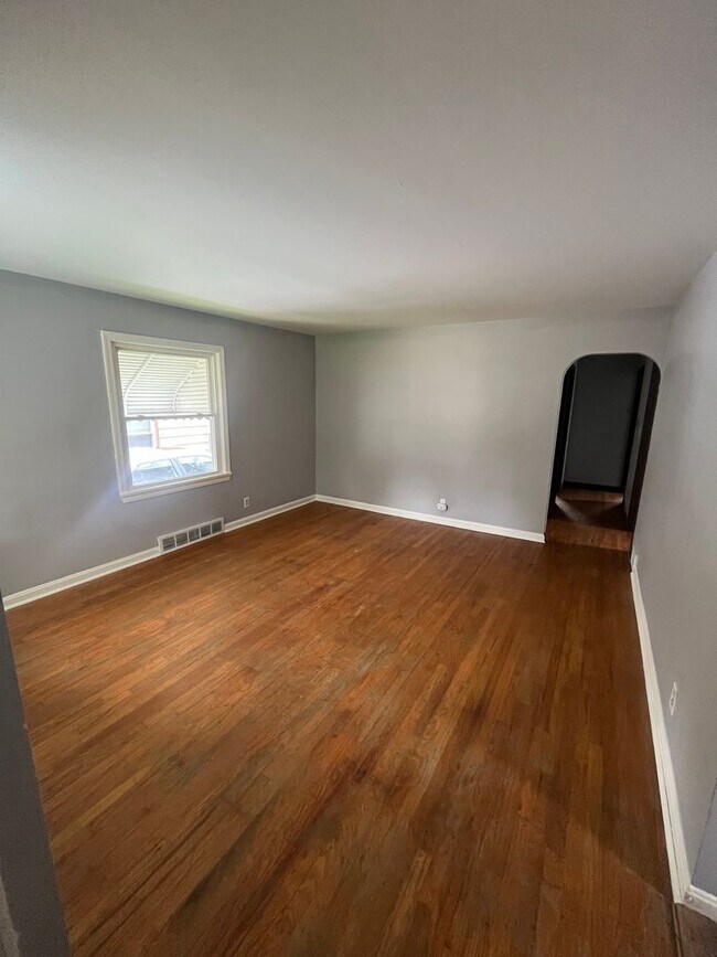Building Photo - Section 8 Accepted! Newly Renovated 3-Bedr...