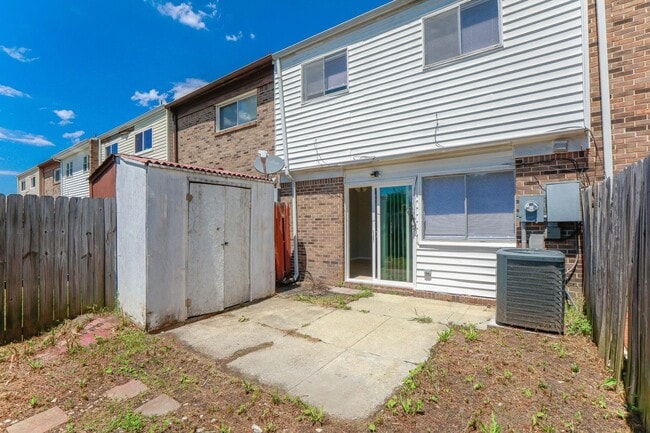 Building Photo - Updated 3BR Townhouse in Prime VA Beach Lo...