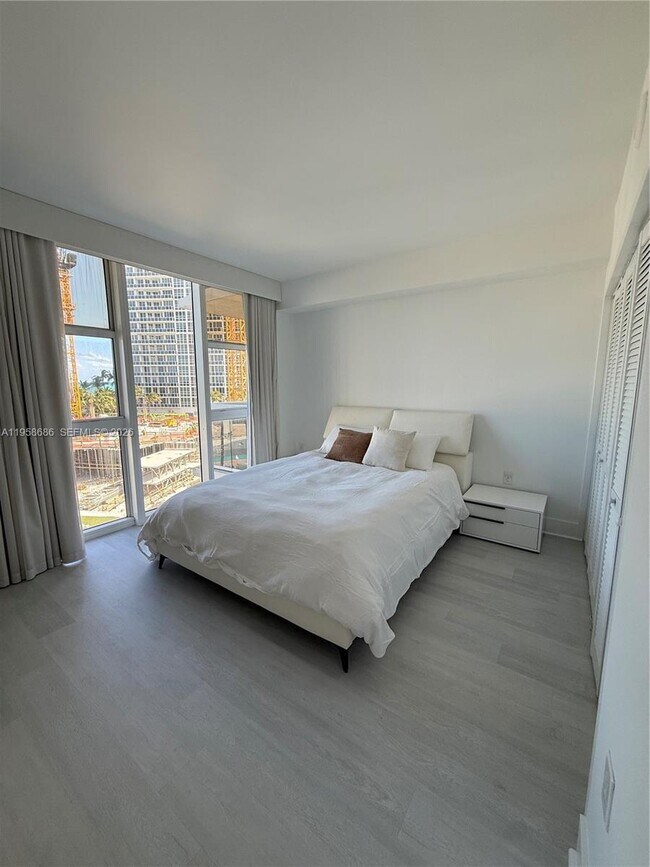 Building Photo - 10275 Collins Ave