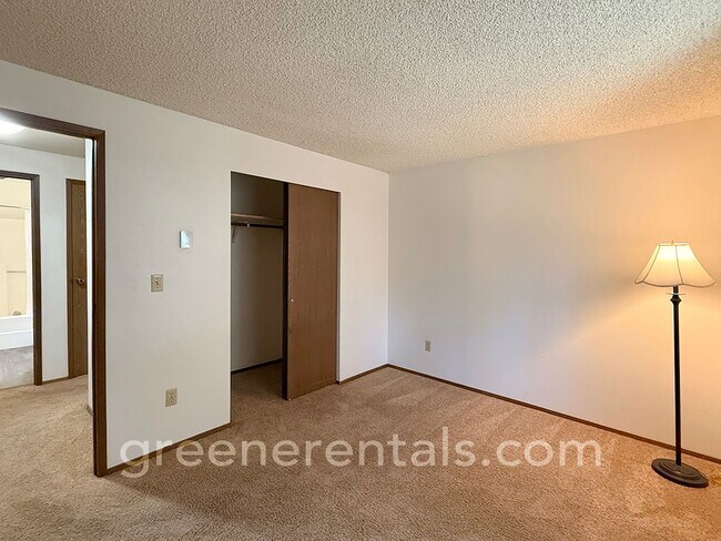 Building Photo - 7625 Trails End Dr SE
