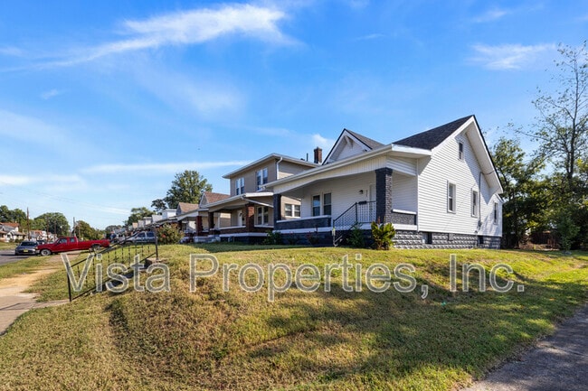 Building Photo - 835 S 38th St