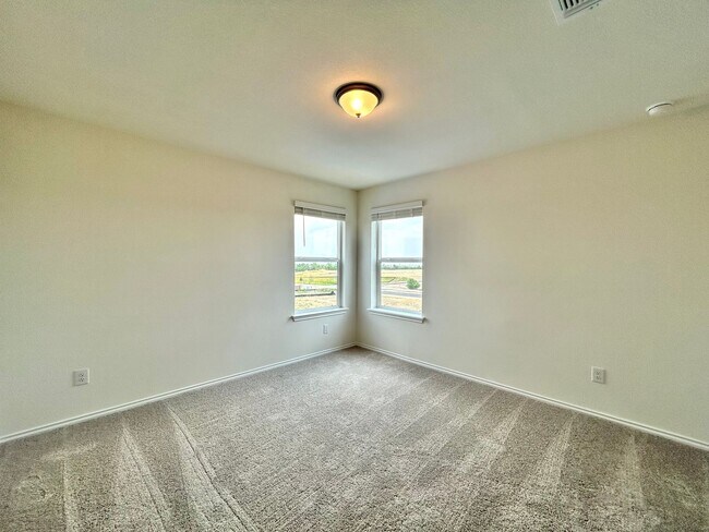 Building Photo - Spacious & Updated 4/BR 3/5/BA Home with M...
