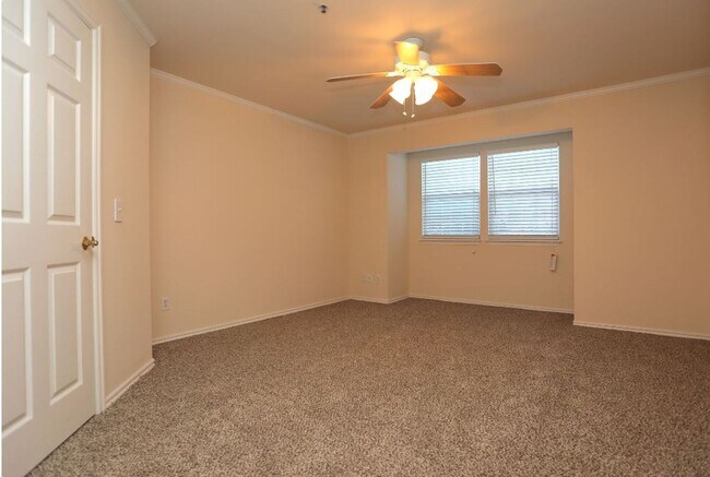 Building Photo - Beautiful large 2-bedroom 2 baths with 1 car garage in Mid Town Tulsa!!