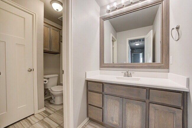 Building Photo - 806 Barbaroot Dr