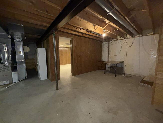 Building Photo - 741 Woods Ct