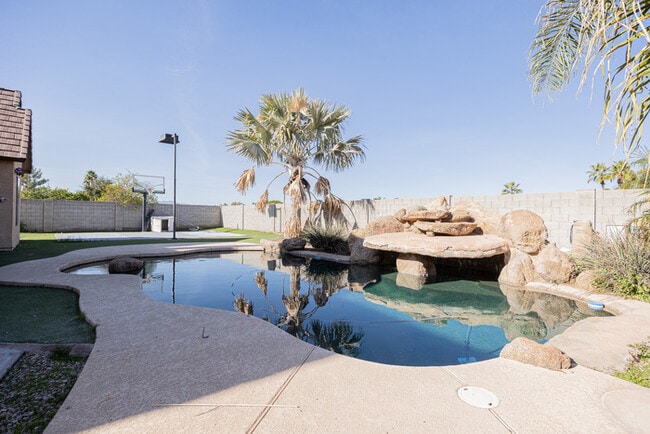 Building Photo - 12746 W Colter St