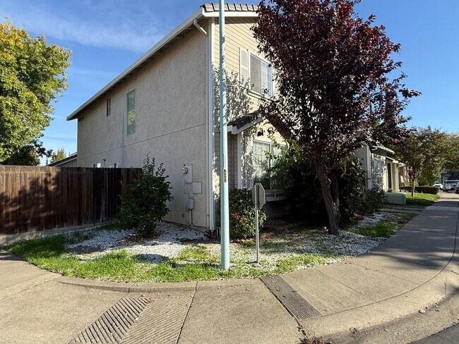 Building Photo - 4 bed 2.5 bath 2 story home available now!