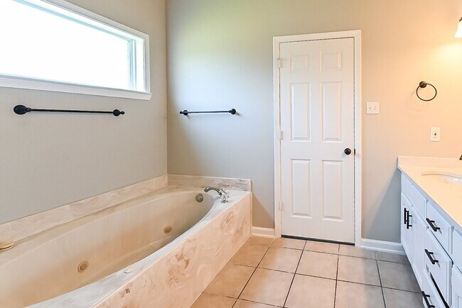 Building Photo - 5546 Lakefront Dr