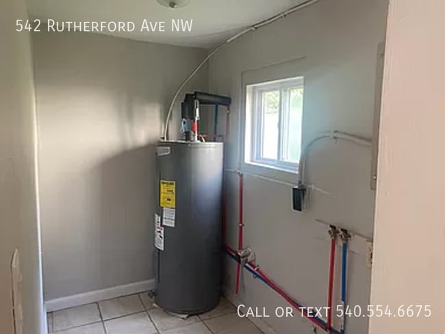 Building Photo - 542 Rutherford Ave NW