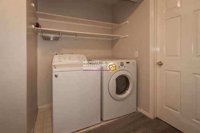Building Photo - Spacious 4 Bedroom Murray Home