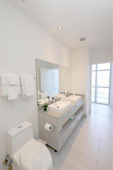 Building Photo - 4010 S Ocean Dr