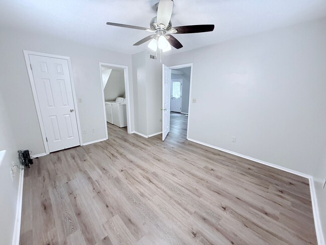 Building Photo - 2/2 House 1 mile from campus and the square