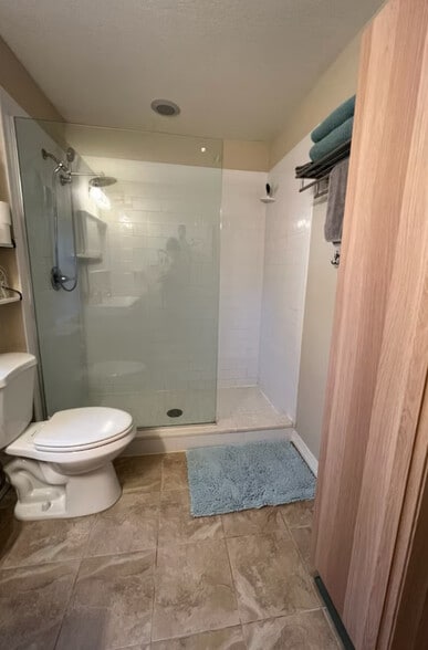 Master bathroom - 1220 E Mohawk Ave