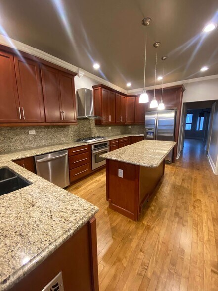 Building Photo - 2825 N Hamlin Ave