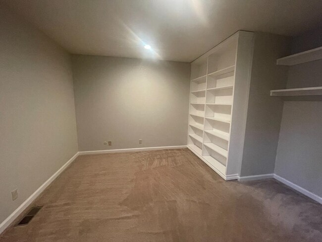 Building Photo - 10281 Parlett Pl