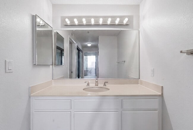 Building Photo - 2559 Plaza del Amo