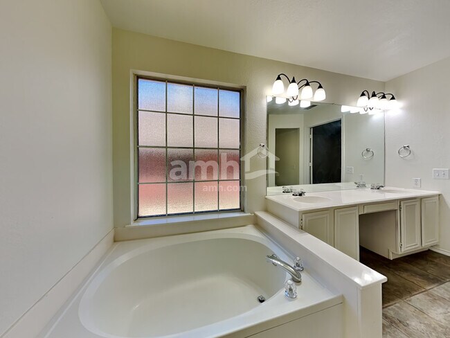 Building Photo - 828 Norfolk Dr