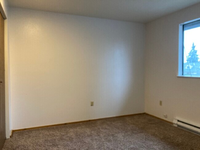 2nd Bedroom - 417 E Wabash Ave