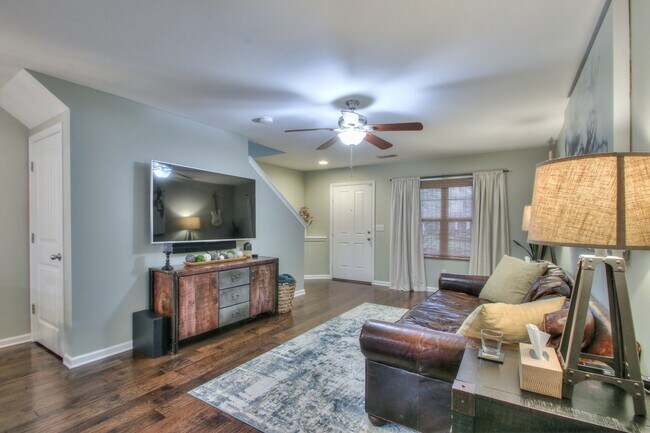 Building Photo - 1215 Riverbrook Dr