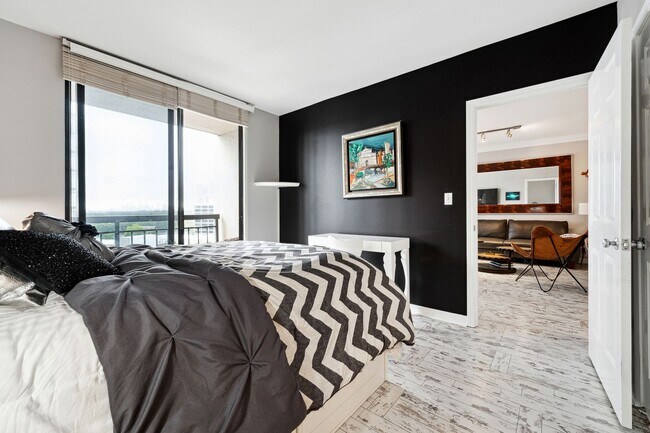 Building Photo - Renovated Condo with Skyline Views